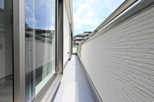 ハートフルタウン西昆陽2丁目新築戸建て全4区画│4LDK+駐車2台可のバルコニー|南向きバルコニーで陽当たり良好。たっぷりの自然光が差し込み、洗濯物も気持ちよく干せる快適な空間です。