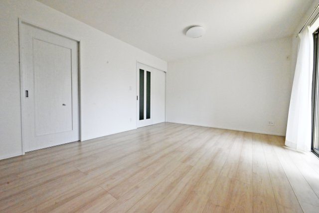 ハートフルタウン西昆陽2丁目新築戸建て全4区画│4LDK+駐車2台可の居間・リビング|シンプルでやさしい色合いの内装は、どんな家具にも合わせやすく、心地よく落ち着いた住空間を演出します。