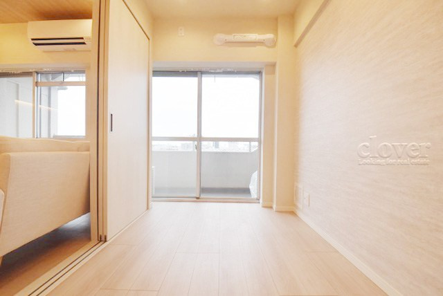 【子供部屋】 | 旭ヶ丘マンション | 洋室2　窓から明るい光が差し込む洋室。ベッドを置いて個人居室にする場合は、多くの時間を過ごすことになる空間です。使い勝手や落ち着きを想像してください。～即日のご見学可能～　お問合せはお気軽にどうぞ。