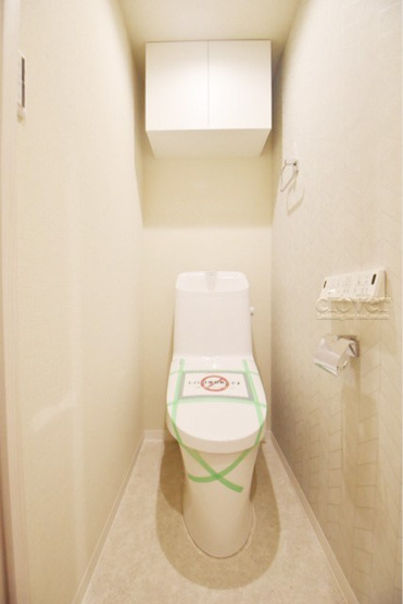【トイレ】 | 旭ヶ丘マンション | 温水洗浄便座付き　上部に収納を備えたトイレです。自宅の中でも最もプライベートな空間だからこそ、ほしい「落ち着き」がここにあります。～即日のご見学可能～　お問合せはお気軽にどうぞ。