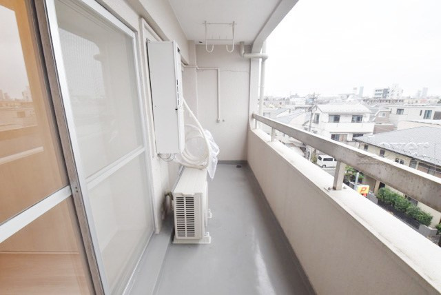 【バルコニー】 | 旭ヶ丘マンション | バルコニーの様子。ここからの眺めが、日々のストレスを発散してくれることでしょう。ちなみにバルコニーは専有部分ではなく「共用部分」の扱いです。～即日のご見学可能～　お問合せはお気軽にどうぞ。