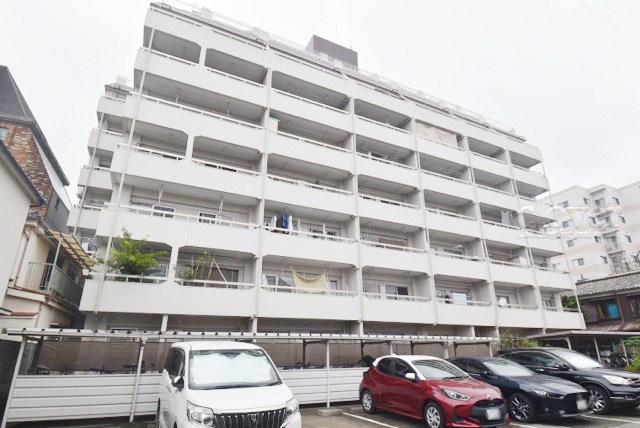 【外観】 | 旭ヶ丘マンション | 青空によく映える建物です。手入れの行き届いた外壁やマンション正面エントランスなど、綺麗な姿をぜひ一度、現地にてご覧ください。～即日のご見学可能～　お問合せはお気軽にどうぞ。
