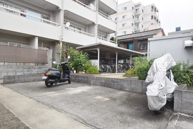 【駐車場】 | 旭ヶ丘マンション | バイク置き場。空き区画の有無や駐輪料金、サイズおよび排気量規定などについては、改めてお問い合わせください。～即日のご見学可能～　お問合せはお気軽にどうぞ。
