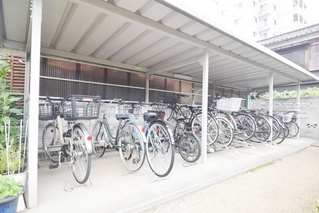 【駐輪場】 | 旭ヶ丘マンション | 自転車置き場。マンションの共用部にあたります。空きの有無や駐輪料金、各戸の台数制限などについては、改めてお問い合わせください。～即日のご見学可能～　お問合せはお気軽にどうぞ。
