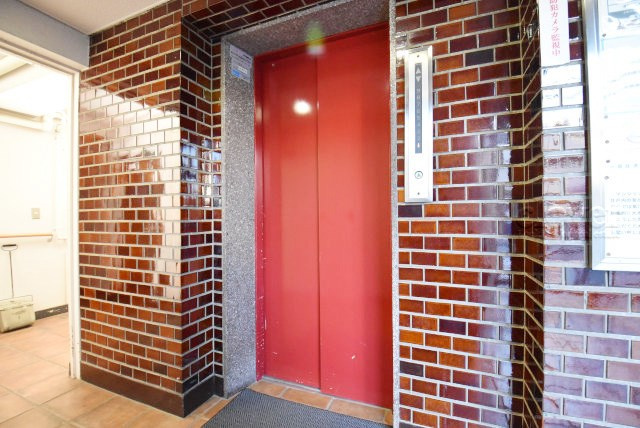 【設備】 | 旭ヶ丘マンション | バリアフリーの強い味方、エレベーターが設置されています。メンテナンスに手間と費用がかかる設備ですが、あるとないとでは大違い。～即日のご見学可能～　お問合せはお気軽にどうぞ。
