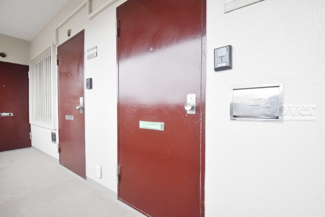 【その他共用部分】 | 旭ヶ丘マンション | 皆様をお迎えする、お部屋の玄関ドア。開けやすさや開放角度、ドアノブの操作しやすさや鍵の形状などを、現地で一度ご確認ください。～即日のご見学可能～　お問合せはお気軽にどうぞ。