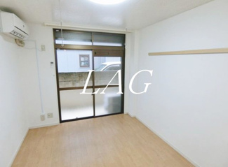 【居間・リビング】 | アリスヴィラ | 洋室のお部屋です。