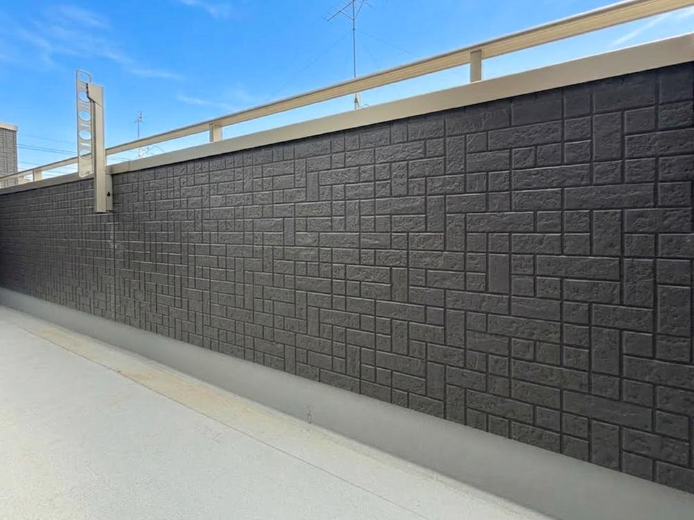 小平市学園東町３丁目３番のバルコニー|洗濯物や布団を干してもゆとりのあるバルコニーです
南向きにつき、洗濯物がよく乾きそうです。