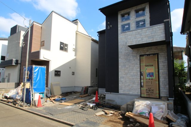 小平市学園東町３丁目３番の外観|車種により2台駐車可能なカースペース完備♪
前面道路は交通量少なめの5ｍ道路。お車の駐車も楽々です。