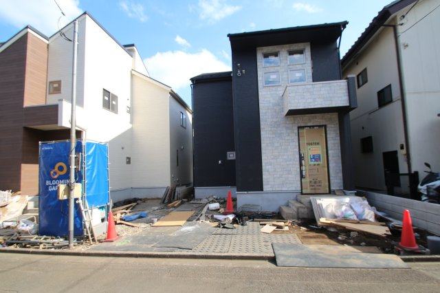 小平市学園東町３丁目３番の外観|家族の会話が弾む対面キッチンは、お子様の様子を見ながら調理できる安心設計。