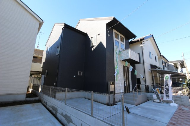 小平市学園東町３丁目３番の外観|前面道路は幅員約5m。落ち着いて駐車を行えます。