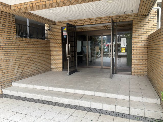 東陽町公園ハイツ1番館のエントランス