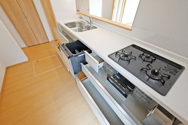 ハートフルタウン西昆陽2丁目新築戸建て全4区画│4LDK+駐車2台可のキッチン|収納力豊富なキッチンで、調理器具や食器類をすっきり収納。使いやすく快適な家事空間を実現します。