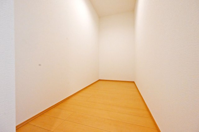 ハートフルタウン西昆陽2丁目新築戸建て全4区画│4LDK+駐車2台可の収納|広々としたパントリーを完備。食品や飲料、日用品をたっぷり収納でき、キッチンをすっきり保てます。