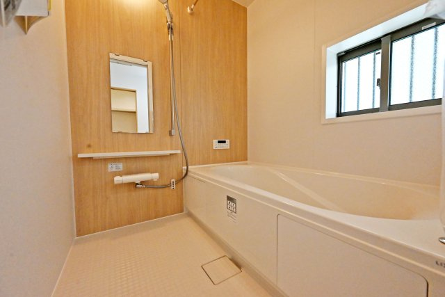 ハートフルタウン西昆陽2丁目新築戸建て全4区画│4LDK+駐車2台可の浴室|窓付きの明るい浴室は、ナチュラルなデザインで心安らぐ空間。毎日の疲れをゆったり癒やせるバスルームです。