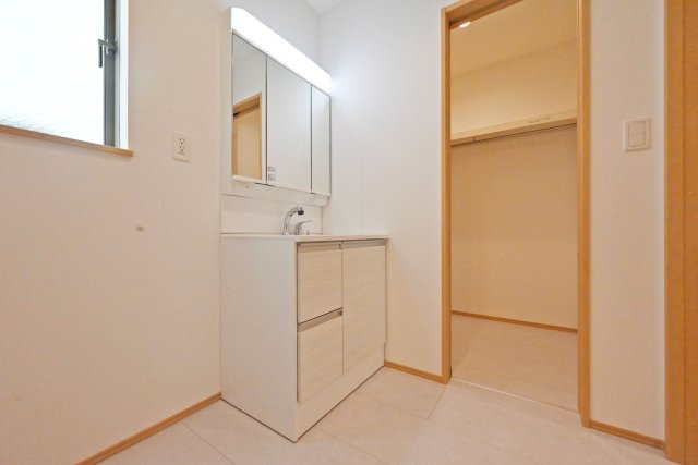 ハートフルタウン西昆陽2丁目新築戸建て全4区画│4LDK+駐車2台可の収納|洗面室横にファミリークロークを配置。洗濯・収納・着替えがスムーズにできる、家事動線に配慮した間取りです。
