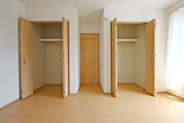 ハートフルタウン西昆陽2丁目新築戸建て全4区画│4LDK+駐車2台可の収納|-洋室約7.2帖-
2つの収納スペースを確保。家族で使い分けたり、衣類と小物を分けて収納できる便利な設計です。