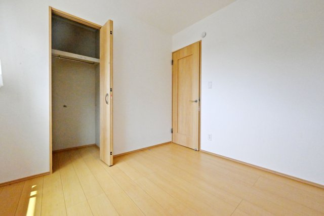 ハートフルタウン西昆陽2丁目新築戸建て全4区画│4LDK+駐車2台可の収納|-洋室約4.5帖-
各居室に収納を完備しており、お部屋を広くお使いいただけます。