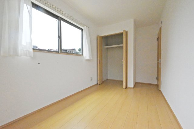 ハートフルタウン西昆陽2丁目新築戸建て全4区画│4LDK+駐車2台可の収納|-洋室約5.5帖-
お部屋をすっきり見せやすい、収納スペース付き◎