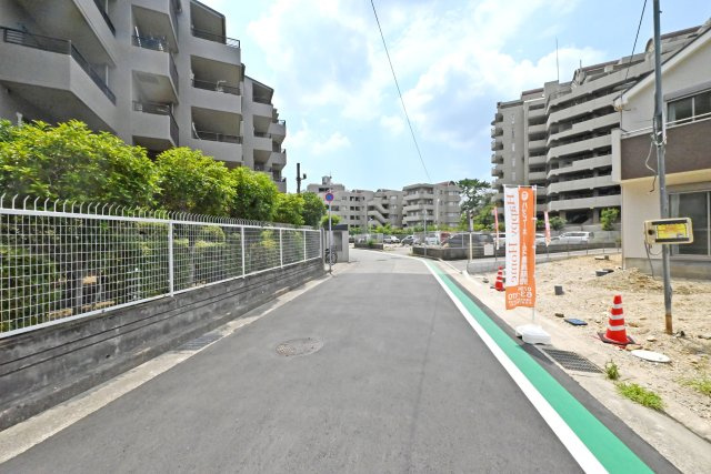 ハートフルタウン西昆陽2丁目新築戸建て全4区画│4LDK+駐車2台可の前面道路含む現地写真|前面道路幅員は東側に約5.9ｍ幅です。
