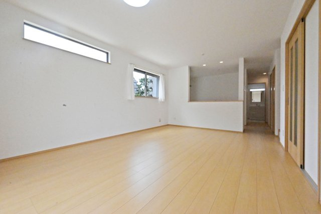 ハートフルタウン西昆陽2丁目新築戸建て全4区画│4LDK+駐車2台可の居間・リビング|家族との会話が楽しめる対面キッチンを採用。窓から自然光がたっぷり差し込む、明るく心地よいLDKです。