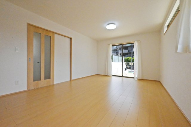 ハートフルタウン西昆陽2丁目新築戸建て全4区画│4LDK+駐車2台可の居間・リビング|明るくナチュラルな印象のLDK。落ち着きのあるデザインで、毎日の暮らしを心地よく彩ります。