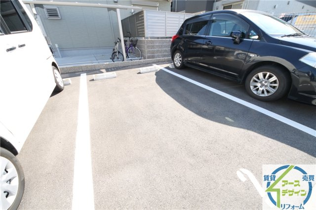 エルスールJの駐車場