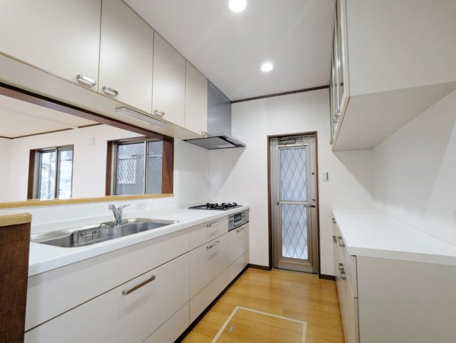 練馬区西大泉4丁目のキッチン|白を基調をした清潔感あふれるキッチン
人気の対面キッチンはリビングを眺めながらお料理ができます