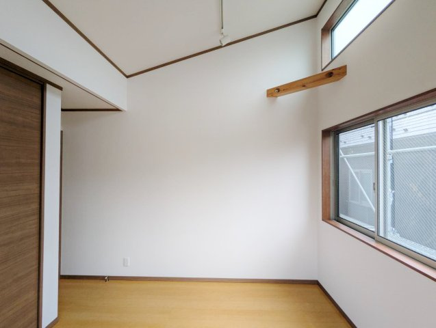 練馬区西大泉4丁目の洋室|2階5.4帖洋室は勾配天井+多面開口の明るく快適な洋室です