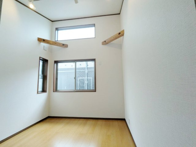 練馬区西大泉4丁目の洋室|2階5.4帖洋室は勾配天井+多面開口の明るく快適な洋室です