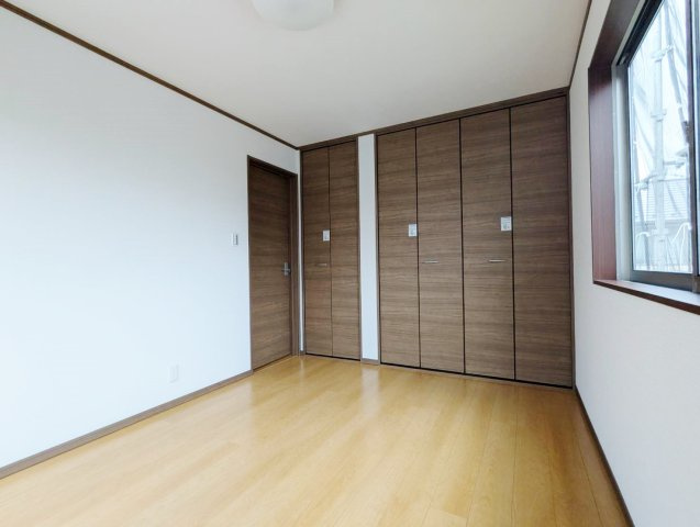 練馬区西大泉4丁目の洋室|2階6.1帖洋室は整形なお部屋なので家具のレイアウトもしやすいです
壁面ワイドな収納が魅力的です