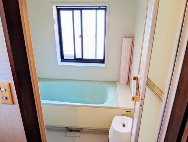 売中古戸建　静岡市駿河区登呂５丁目の浴室|２階：窓付きで明るく換気しやすい浴室。ゆったりと湯船に浸かり、一日の疲れを癒せる快適な空間です。