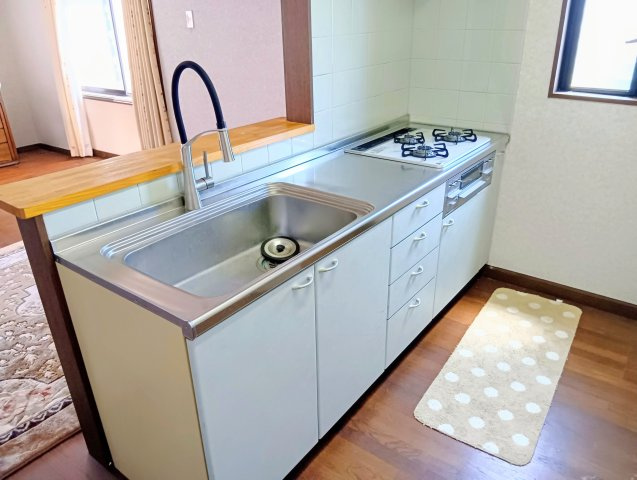 売中古戸建　静岡市駿河区登呂５丁目のキッチン|３階：対面カウンター付きの開放的なキッチン。3口コンロと広いシンクを備え毎日の料理がはかどります！