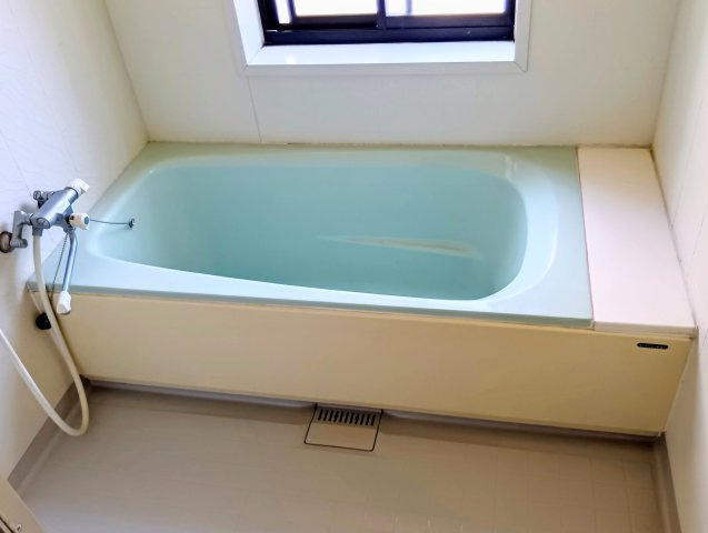 売中古戸建　静岡市駿河区登呂５丁目の浴室|３階：ゆったりとした浴槽を備えた浴室。窓から光と風を取り込み、心地よい癒しの時間を演出します。