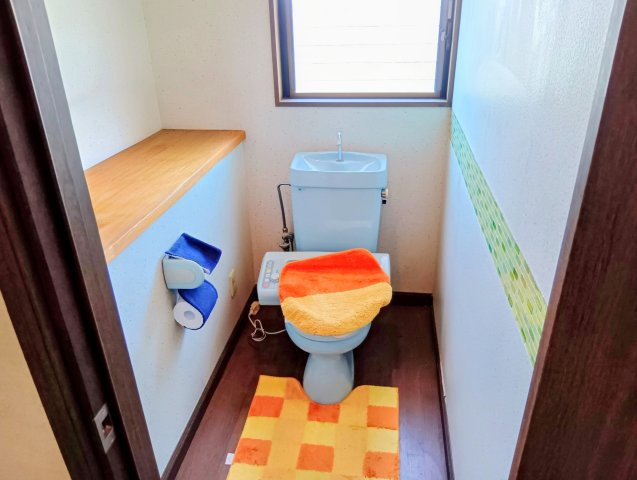 売中古戸建　静岡市駿河区登呂５丁目のトイレ|３階：窓から自然光が差し込む明るいトイレ。カウンター付きで使い勝手にも配慮された空間です。