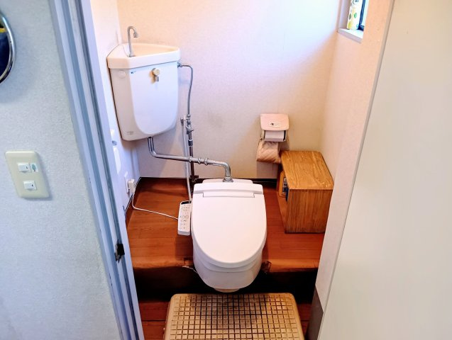売中古戸建　静岡市駿河区登呂５丁目のトイレ|１階のトイレ。窓付きで換気良好。温水洗浄便座を備え、毎日快適に使える清潔感のあるトイレです。