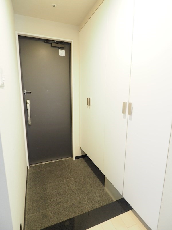 豊富な収納を設け、さらなるゆとりと高級感を創りあげる玄関