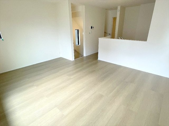 【居間・リビング】 | 富士見市鶴馬　新築一戸建住宅　全1棟　（ふじみ野店） | 家族との会話が自然と増えるリビング階段。