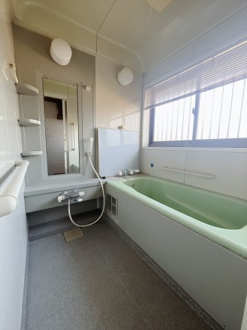 【中古戸建】前橋市堀之下町の浴室|■浴室｜デザイン性に優れた浴室♪1日の疲れを癒す、ゆったりとしたバスタイムをぜひお過ごしください(*＾＾*)大きな窓付きで嬉しい♪
