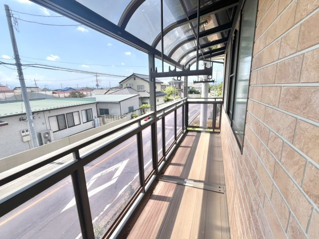 【中古戸建】前橋市堀之下町のバルコニー|■バルコニー｜共働きのご家庭に嬉しい屋根付きバルコニー！急に雨が降ってきても安心です♪