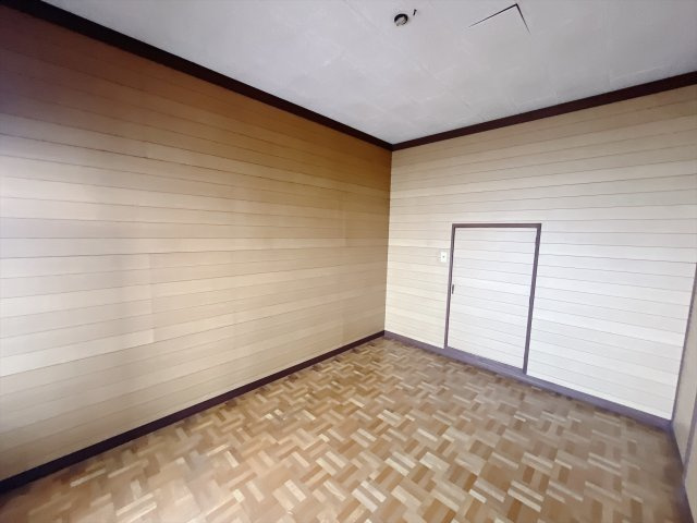 【中古戸建】前橋市堀之下町の洋室|■2階洋室｜お子様の一人部屋にピッタリな洋室。木のぬくもりを感じるフローリングは、天然木の味わいが時とともに深みを増していきます。また、傷にも強く、フリーワックスでお手入れもラクラクです♪