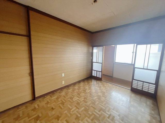 【中古戸建】前橋市堀之下町の洋室|■2階洋室｜2階洋室には大きな窓をご用意しています。日中はあたたかな日差し差し込み自分時間も充実できますね＾＾