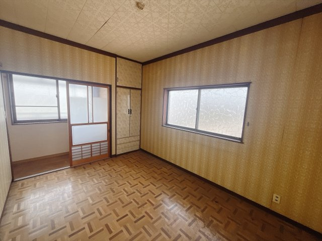 【中古戸建】前橋市堀之下町の洋室|■2階洋室｜2面採光で明るい2階の洋室。全部屋フローリングなので、お掃除がしやすいです♪大きな収納もあって嬉しい！