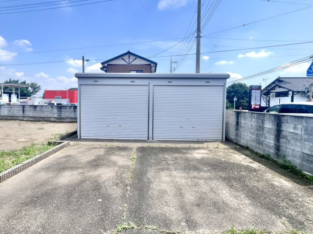 【中古戸建】前橋市堀之下町の外観|■ガレージ｜ガレージ付きになっています♪外で使用する物もしっかり収納する事ができるので、安心ですね＾＾
