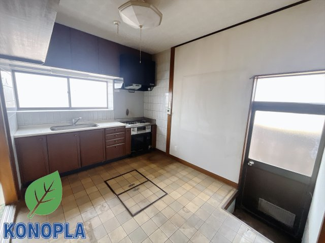 【中古戸建】前橋市堀之下町のキッチン|■キッチン｜ワークトップの幅が広く、お子様といっしょにお料理をつくったり、ちょっとしたパーティーも楽しめます。フラットなのでお掃除がしやすいのもポイントです♪