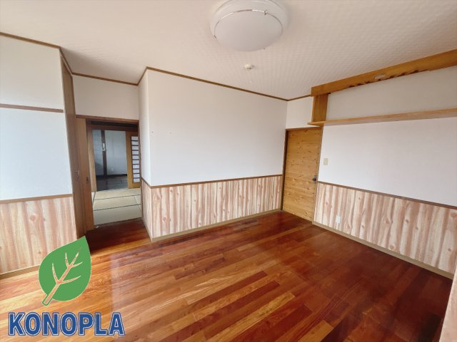 【中古戸建】前橋市堀之下町の居間・リビング|■1階洋室｜陽当たり良好の洋室♪賃貸では叶わなかった、お友達とのホームパーティや大音量で映画やテレビを楽しむことができます(*^^*)