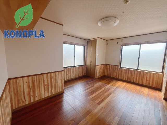 【中古戸建】前橋市堀之下町の洋室|■1階洋室｜窓から射し込む陽射しが縦横に広がり、あたたかな空間が形づくられています。ここはご家族の笑顔集まる憩いの空間です( ＾＾ )