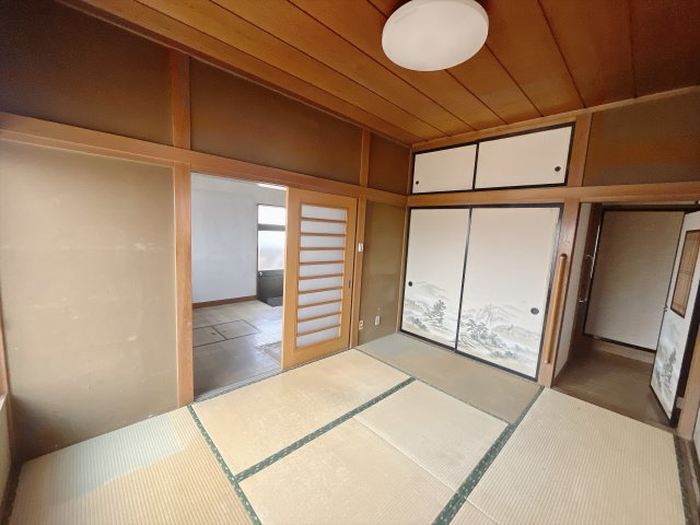 【中古戸建】前橋市堀之下町の和室|■1階和室｜和室でしか味わえない畳ならではの香りや素材で和のやすらぎを感じてください♪休日はお子様とお昼寝するのにも最適です！