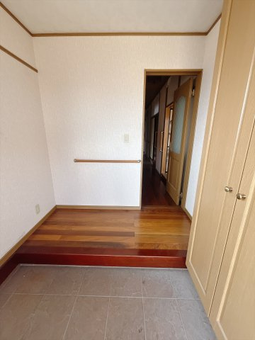 【中古戸建】前橋市堀之下町の玄関|■玄関｜永く居心地のいい暮らしを演出する快適性能と安心を両立させたドアを採用しました！