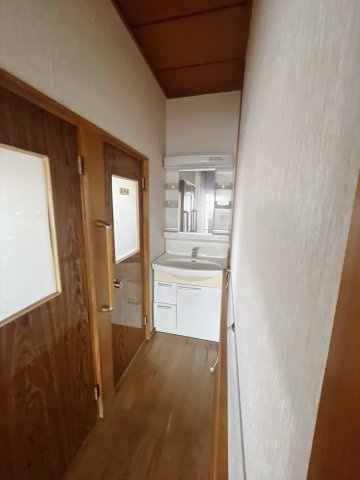 【中古戸建】前橋市堀之下町の独立洗面台|■洗面室｜大きな鏡で朝の身支度もラクラク♪毎日の忙しい準備が楽しくなる洗面所です(^^♪